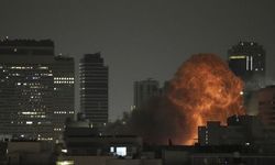 Tahran’ın merkezine eş zamanlı saldırı: Eski Meclis binasının bulunduğu bölge hedefte