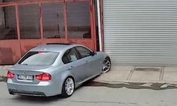 İzmir Bornova’da drift yapan sürücü dükkâna çarptı: 58 bin lira ceza kesildi