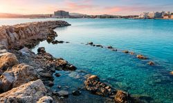 İzmir’de denizin içinden şifa fışkırıyor: Yaz kış fark etmeksizin suya giriliyor