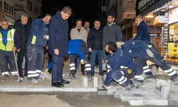 İzmir’de gece yarısı mesaisi: Başkan Cemil Tugay çalışmaları yerinde inceledi!