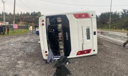 İzmir'de genç sporcuları taşıyan otobüs devrildi! Yaralılar var