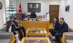 İzmir’de milli gurur: 7 Yaşındaki Esila, İstiklal Marşı’nın 10 Kıtasını Başkan Tugay’a okudu!