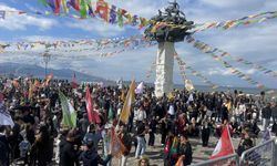 İzmir’de nevruz ateşi yand! Baharın coşkusu meydanlara taştı!