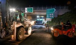 İzmir'de yağmurlar bitti, ekipler sahaya indi! Bornova'da gece yarısı asfalt çalışması