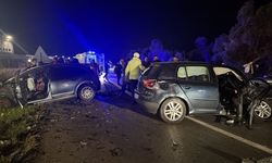 Kemalpaşa’da iki otomobil çarpıştı, sürücüler araçta sıkıştı