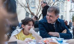 İzmir’de Ramazan bereketi Kemeraltı’nda paylaşıldı: Başkan Tugay vatandaşlarla iftar yaptı