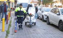 Konak'ta temizlikte "Fil" devri: Akülü süpürgeler Alsancak ve Güzelyalı sokaklarında!