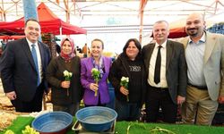 Manisa’da 8 Mart etkinliği: Kadınlara çiçekler hediye edildi