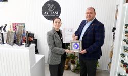 Menderes’te gündem olan sürpriz: Başkan İlkay Çiçek ruhsatı kendi elleriyle teslim etti!