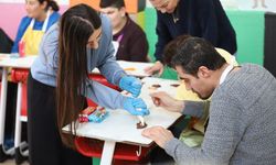 Menderes’te kalpleri ısıtan etkinlik: Engelsiz ellerde kurabiye sanatı!