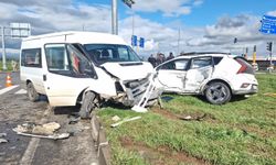 Okul servisi ve otomobil kafa kafaya çarpıştı! 13'ü öğrenci 15 yaralı