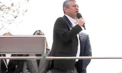 Özel'den Uşak mitinginde Bayraklı İlçe Başkanlığı'na tepki:  "Arkası göremiyorum diyor, siz bayrağı tutuyorsunuz!"