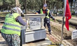 Şehit kabirlerinde hummalı mesai! Torbalı'da şehitlerin başucundaki al bayraklar yenilendi
