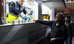 Teravih çıkışı tatlı sürpriz! Karabağlar’da unutulmaya yüz tutan gelenek geri döndü