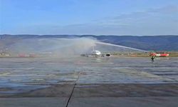 Tokat-İzmir uçuşları başladı: İlk sefer su takı seremonisiyle karşılandı