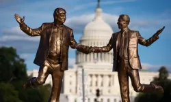 Trump buna çok kızacak! ABD'nin ortasına bakın kimle heykeli dikildi! Dünyada gündem oldu...