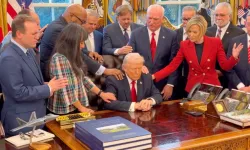 Trump'a dokunup dua ettiler!