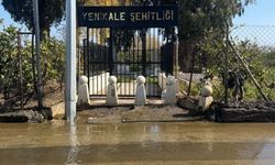 Balçova'da şehitlik girişinde tepki çeken görüntü! Su günlerdir boşa akıyor