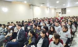 İzmir'de Gazi Ortaokulu’nda kültür etkinliği: Öğrenciler yazar Ertekin ile bir araya geldi