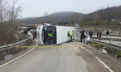 Servis midibüsü devrildi! 1 ölü, çok sayıda yaralı var