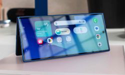 Samsung katlanabilir iPhone'a rakip Galaxy Z Fold8 Wide'ı hazırlıyor