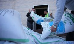 Zirai donun yaraları sarılıyor: Başkan Türkmen’den Kemalpaşalı üreticiye "Can Suyu" hibesi