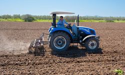 Dikili’de üretim seferberliği: Başkan Kırgöz traktörün başına geçti!
