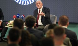 İzmir’de gençlerle buluşan Dervişoğlu: “Sorunların çözümü siyasette”