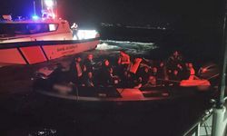 İzmir Seferihisar açıklarında düzensiz göç operasyonu: 2’si çocuk 24 kişi yakalandı