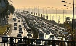 İzmir trafiğinde kırmızı alarm! Mesai çıkışı yollar kilitlendi