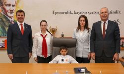 Gaziemir'de 23 Nisan: Ege Ersöz başkanlık koltuğuna oturdu