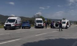 İzmir Bayındır’da kavşakta korkutan kaza: 4’ü çocuk 7 yaralı