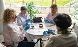 Bornova’da dijital köprü! Akıllı telefonu gençlerden öğrendiler