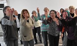 Bornova'da ikinci bahar! İleri yaştaki vatandaşlar yaratıcı drama ile sahneye çıkıyor