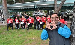 Bornova'da otizmli ve down sendromlu gençlerin muhteşem konseri beğeni topladı