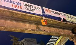 Derbi öncesi Trabzon gerildi... Uğurcan Çakır'ın maketini köprüden sarkıttılar! Pankartta yazana bakın!