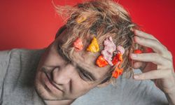 Halıdan saça kadar her yerde işe yarıyor: Yapışmış sakızı söküp atan basit teknik