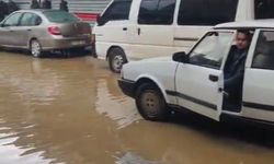 İzmir'in o ilçesinde sağanak cadde ve sokakları göle çevirdi