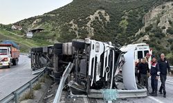 İzmir-Ankara karayolunda korkutan kaza: Tır devrildi, ulaşım aksadı!