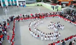 İzmir Balçova'da 250'ye yakın öğrenci İstiklal Marşı'nı işaret diliyle söyledi!