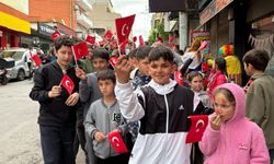 İzmir Gültepe'de binlerce çocuğun yüzü güldü! Pide ve bayrak dağıtıldı