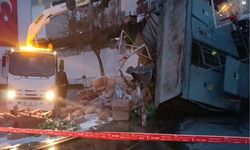 İzmir Konak’ta kontrolden çıkan kamyon okul bahçesine uçtu: Sürücü ağır yaralı