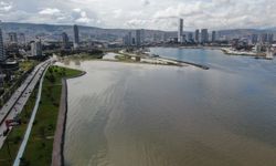 İzmir’de körfez yine kahverengine döndü