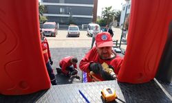 İzmir Menderes'te belediye sahada! Eskileri söküldü, yenileri takıldı