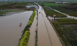 İzmir’de yağış etkili oldu: Yollar ve seralar sular altında