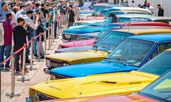 İzmir'de nostalji rüzgarı! Kültürpark'ta klasik araçlar görücüye çıktı