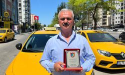 İzmir'de askerin yardımına taksici koştu! Başkan Özkan'dan taksiciye teşekkür plaketi