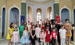 İzmir'de Aziz Vukolos Kilisesi'nde 23 Nisan bir başka coşkuyla kutlandı!