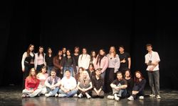 İzmir'de üniversiteli gençler resmen sahnede devleşti!