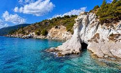 İzmir’in en sakin köşesi: Cam gibi suyu ve ince kumlarıyla büyülüyor